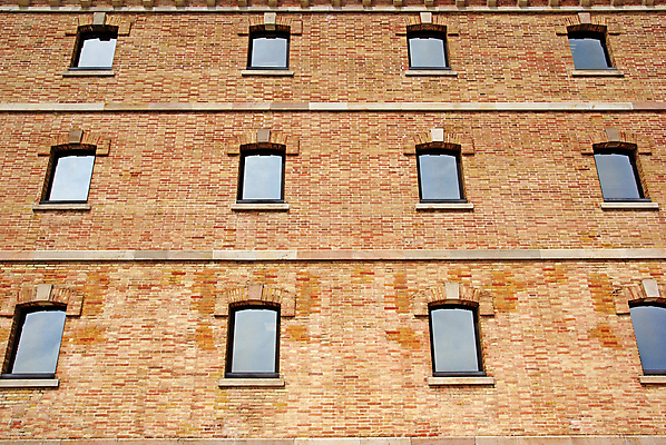 포토 JPG 해외이미지 전통 디자인 외관 유럽 선 벽 백그라운드 패턴 오렌지 건축양식 창문 유리 추상 벽돌 아파트 주택 프레임 사람없음 야외 건물 장식 빨간색 빛 사무실 반사 갈색 노란색 도시 큼 맨션 묘사 질감 정사각형 타운 옛날 해외202004 해외포토 도형 건축물 건축 나라 컬러 무늬 과일 비즈니스 재질 크기 파일형식 이미지허브
