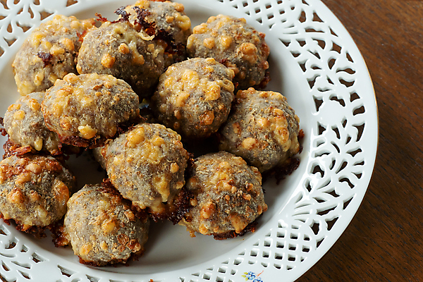 포토 JPG 해외이미지 접시 음식 패턴 공 치즈 육류 돼지고기 요리 사람없음 식사 저녁식사 소고기 튀김 흰색 도자기 맛 그릴 미트볼 굽기 먹기 속도 점심식사 다진 뷔페 핸드메이드 해외202004 해외포토 식기 컬러 컨셉 무늬 식재료 모션 주방용품 유제품 구이 파일형식 이미지허브