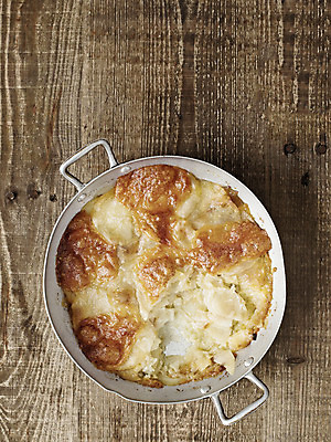 포토 JPG 해외이미지 1 전통 영어 음식 영국 치즈 감자 요리 사람없음 세로 식사 시골 냄비 굽기 슬라이스 안락 해외202004 해외포토 문자 유럽 컨셉 채소 유제품 솥 구이 파일형식 이미지허브