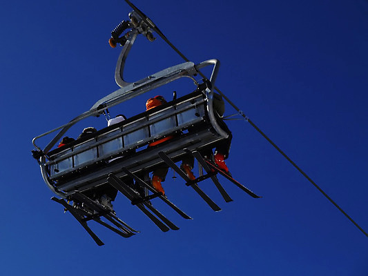 포토 JPG 해외이미지 라이프스타일 계절 스포츠 여행 겨울 의자 교통시설 자연 하늘 휴가 스키 산 사람 경사 사람없음 야외 파란색 여행객 추위 스노우보드 정상 승차 엘리베이터 언덕 휴양지 리프트 스키선수 눈내림 해외202004 해외포토 컬러 가구 교통 모션 겨울스포츠 운동선수 눈_날씨 생활 장소 보드_스포츠 시설 생태계 파일형식 이미지허브