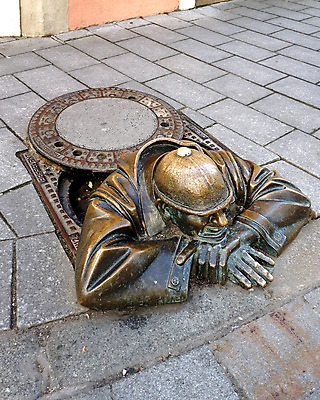 포토 JPG 해외이미지 직업 외관 유럽 조각 노동자 기술 미술 사람없음 야외 조각상 피규어 성장 덮개 업무 바느질 종업원 심볼 사인 만들기 청동 숨김 방법 브라티슬라바 슬로바키아 해외202004 해외포토 나라 컨셉 모션 문화예술 조형물 미니어처 뚜껑 작업 파일형식 이미지허브