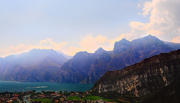 포토 JPG 해외이미지 구름 유럽 호수 스포츠 파도 요트 자연 하늘 아침 바람 산 항해 협상 풍경 사람없음 야외 물 여름 환경 이탈리아 안개 가을 만 보트 서핑 휴양지 알프스 타운 산악지대 생태학 석회암 스모그 잔물결 절정 해외202004 해외포토 주간 자연요소 계절 교육 나라 물결 바다 배_교통 비즈니스 날씨 장소 암석 수상스포츠 도시 생태계 파일형식 이미지허브