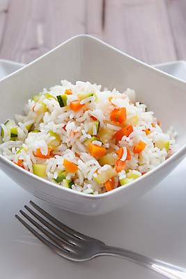 포토 JPG 해외이미지 접시 음식 포크 다이어트 채소 재료 밥 건조 요리 사람없음 빛 식당 식사 저녁식사 중국 당근 흰색 사발 시리얼 날것 대야 작살 주키니호박 채식주의자 해외202004 해외포토 식기 아시아 컬러 뿌리채소 건강 상점 사기그릇 채식 파일형식 이미지허브