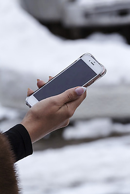 포토 JPG 해외이미지 라이프스타일 손 겨울 비즈니스 통신 모바일 사람 사람없음 스마트폰 스크린 종 흰색 무선전화기 통화 스타일 해외202004 해외포토 계절 컬러 모션 생활 신체부위 핸드폰 스마트기기 전화기 파일형식 이미지허브