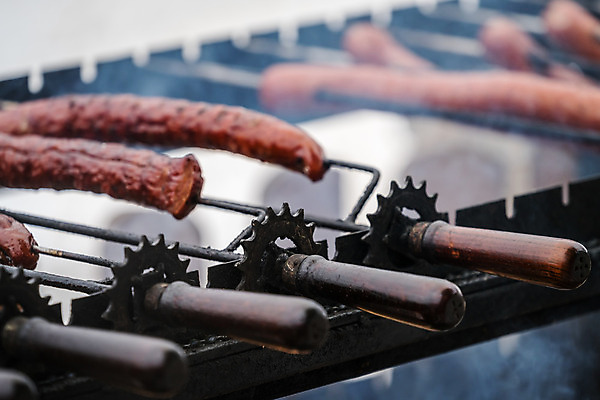 포토 JPG 해외이미지 접시 음식 불 거리 주택 육류 돼지고기 요리 사람없음 목재 갈색 금속 식사 저녁식사 소고기 튀김 뜨거움 막대기 소시지 개 맛 그릴 수증기 바비큐 핸들 굽기 준비 날것 기어 점심식사 연소 되감기 핸드메이드 해외202004 해외포토 자연요소 나무 식기 컬러 컨셉 식재료 재료 포유류 재질 주방용품 건물 가공식품 구이 파일형식 이미지허브