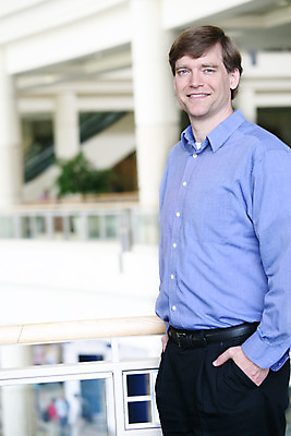 포토 JPG 해외이미지 백인 남자 여유 건강 한명 내부 건물 사무실 기댐 흰색 비즈니스맨 자신감 큼 날씬함 스마트 지능 철책 해외202004 해외포토 서양인 1 건축물 감정 컬러 컨셉 비즈니스 모션 사람 직장인 크기 몸매 파일형식 이미지허브