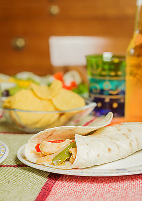포토 JPG 해외이미지 전통 접시 음식 토마토 채소 유리 고추 탁자 멕시코 맥주 옥수수 사람없음 빨간색 초록색 치킨 샐러드 신선 맛 상추 매움 후추 해외202004 해외포토 식기 컬러 가구 컨셉 북아메리카 재질 곡류 주류 향신료 닭고기요리 파일형식 이미지허브