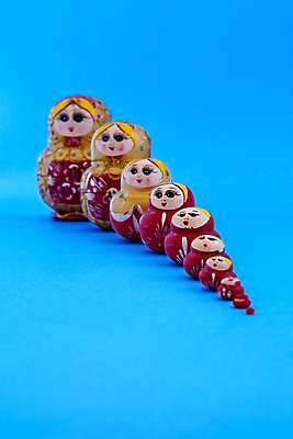 포토 JPG 해외이미지 전통 전통문화 실내 사람없음 장식 빨간색 세로 세트 장난감 성장 그리기 그룹 황금 수집 파란배경 러시아 기념품 수공예품 해외202004 해외포토 유럽 문화 컬러 백그라운드 모션 내부 파란색 오브젝트 공예품 파일형식 이미지허브