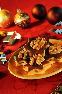 포토 JPG 해외이미지 접시 계절 별 음식 크리스마스 공 휴가 디저트 실내 사탕 선물 요리 사람없음 장식 빨간색 파티 쿠키 과자 빵집 달콤 X 설탕 굽기 생강 여의주 제빵사 페스츄리 핸드메이드 해외202004 해외포토 자연요소 직업 식기 알파벳 기념일 빵 컬러 채소 이벤트 내부 상점 맛 구이 파일형식 이미지허브