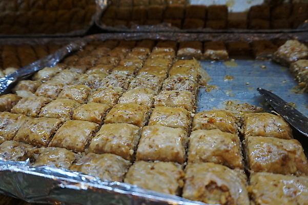 포토 JPG 해외이미지 아시아 문화 음식 백그라운드 호텔 디저트 주택 사탕 요리 동양인 사람없음 과자 마을 상점 식당 카페 빵집 견과류 신선 칼 맛 설탕 굽기 지중해 호두 시럽 아몬드 성분 꿀 동쪽 칠면조 제비 점심식사 라마단 시나몬 아랍어 페스츄리 해외202004 튀르키예 해외포토 나라 빵 바다 컨셉 조류 숙소 인종 건물 식사 구이 방향 파일형식 이미지허브