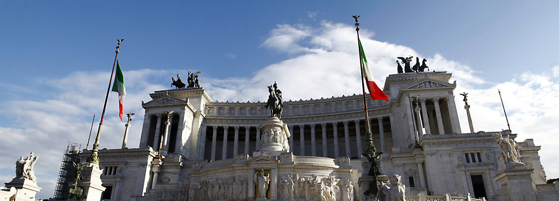 포토 JPG 해외이미지 여행 사람없음 건물 조각상 성당 교회 이탈리아 깃발 로마 해외202004 해외포토 건축물 유럽 종교건축 조형물 파일형식 이미지허브