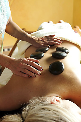 포토 JPG 해외이미지 긴머리 웰빙 응시 아시아 포즈 근육 휴식 건강 미소 두명 건강관리 스파 마사지 소중 고객 만족 충동구매 해외202004 해외포토 헤어스타일 시선 감정 나라 컨셉 표정 관리 사람 쇼핑 과소비 파일형식 이미지허브