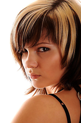 포토 JPG 해외이미지 백인 응시 여자 유럽 얼굴 포즈 한명 사람 머리 유행 회색 흰색 표현 화려 시원함 어깨 성실 노려봄 가죽끈 고립 스트랩 심각 스타일 해외202004 해외포토 서양인 1 시선 나라 컬러 컨셉 표정 신체부위 끈 가죽 파일형식 이미지허브