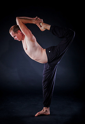 포토 JPG 해외이미지 백인 웰빙 옷 남자 선 스포츠 포즈 컨셉 신체 요가 모션 휴식 건강 한명 사람 성인 운동 약 검은색 강사 힘 침묵 매트 그룹 호흡 집중 명상 클럽 서식 근육질 슛 신앙심 필라테스 아사나자세 해외202004 해외포토 서양인 직업 1 컬러 의학 근육 소리 요가자세 몸매 파일형식 이미지허브