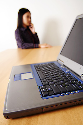 포토 JPG 해외이미지 직업 여자 비즈니스 사업가 통신 회의 모바일 세포 직장 한명 미소 사람 노트북 스마트폰 컴퓨터 사무실 공책 거래 업무 비즈니스우먼 무선전화기 부름 경영 해외202004 해외포토 1 회사 모션 문구용품 표정 전자제품 핸드폰 스마트기기 작업 직장인 전화기 파일형식 이미지허브