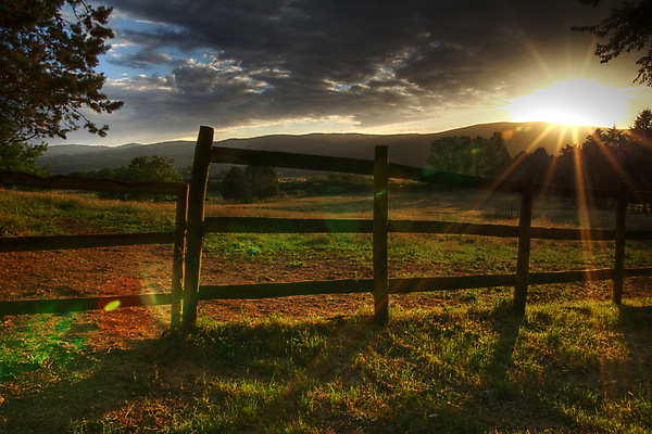포토 JPG 해외이미지 밭 농업 하늘 휴가 풍경 사람없음 울타리 컬러풀 태양 농장 마을 일몰 시골 향수 그림 성분 해외202004 해외포토 자연요소 산업 컬러 담장 노을 화장품 파일형식 이미지허브