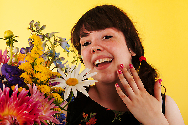 포토 JPG 해외이미지 꽃 행복 꽃다발 백그라운드 오렌지 한명 10대 파란색 컬러풀 노란색 축제 축하 생일 다발 데이지 섞기 해외202004 해외포토 식물 1 기념일 감정 컬러 컨셉 과일 청소년 사람 파일형식 이미지허브