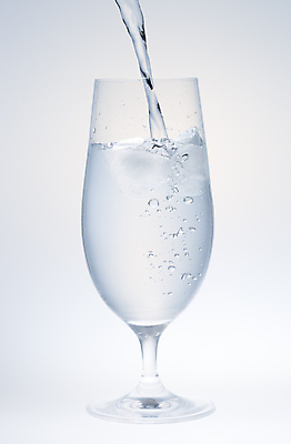 포토 JPG 해외이미지 백그라운드 유리 맥주 사람없음 물 파란색 얼음 거품 회색 흐름 마시기 흰색 붓기 닫기 유리그릇 해외202004 해외포토 자연요소 그릇 컬러 컨셉 모션 재질 주류 파일형식 이미지허브