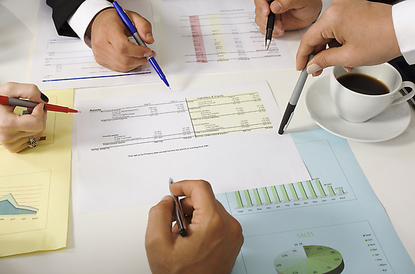 포토 JPG 해외이미지 백인 라이프스타일 여자 남자 종이 비즈니스 사업가 탁자 협력 설계 함께함 설명 사람 사람없음 가로 사무실 가리킴 비즈니스맨 비즈니스우먼 그룹 동료 회의실 문서 바쁨 각도 머리위 보여주기 주목 해외202004 해외포토 서양인 직업 가구 컨셉 관계 모션 손짓 생활 직장인 파일형식 이미지허브