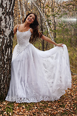 포토 JPG 해외이미지 나무 드레스 여자 결혼 잎 자연 한명 미소 사람 성인 초록색 노란색 유행 정원 가을 축하 화려 숲 해외202004 해외포토 식물 1 옷 계절 컬러 컨셉 표정 이벤트 생태계 파일형식 이미지허브