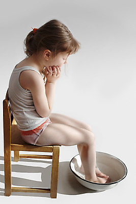 포토 JPG 해외이미지 어린이 신체 휴식 건강 한명 물 약 스파 마사지 빨래 대야 돌봄 양발 위생관리 해외202004 해외포토 자연요소 1 컨셉 가사 의학 모션 관리 사람 파일형식 이미지허브