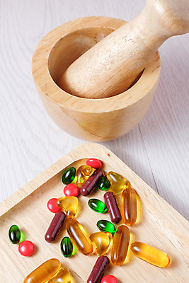 포토 JPG 해외이미지 음식 오렌지 건강 사람없음 빨간색 파란색 컬러풀 알약 약 노란색 상점 흰색 약국 암 알레르기 당뇨병 마약 복용 약사 해외202004 해외포토 컬러 과일 의학 질병 파일형식 이미지허브