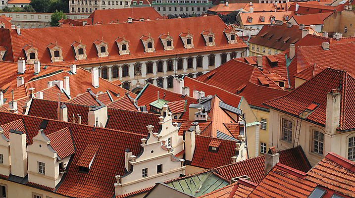 포토 JPG 해외이미지 건축물 유럽 여행 건축양식 창문 지붕 주택 사람없음 건물 빨간색 관광지 도시 타일 점토 체코 방문 프라하 이웃 남쪽 보헤미아 스타일 해외202004 해외포토 건축 나라 컬러 방향 파일형식 이미지허브