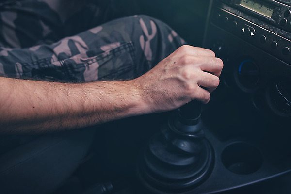 포토 JPG 해외이미지 백인 손 남자 이동 교통시설 자동차 사람 성인 사람없음 내부 운전 막대기 운전사 속도 전염 엔진 기어 면허증 자동 제어 해외202004 해외포토 서양인 직업 육상교통 교통 컨셉 모션 신체부위 질병 시설 감염 면허 증명서 파일형식 이미지허브