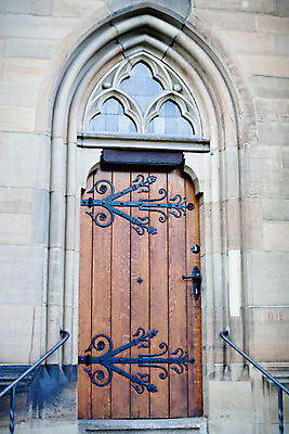 포토 JPG 해외이미지 건축양식 창문 유리 독일 사람없음 야외 건물 목재 세로 갈색 교회 문 금속 어둠 회색 바위 아치 고딕 정문 해외202004 해외포토 나무 건축물 건축 유럽 컬러 재료 종교건축 재질 돌_바위 파일형식 이미지허브