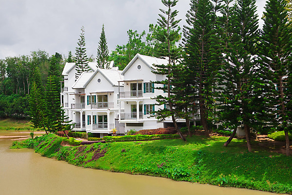 포토 JPG 해외이미지 나무 구름 전통 유럽 호수 여행 자연 하늘 지붕 산 주택 풍경 사람없음 야외 건물 초록색 여름 파란색 강 마을 계곡 흰색 시골 숲 언덕 휴양지 타운 해외202004 해외포토 자연요소 식물 건축물 계절 나라 컬러 장소 도시 생태계 파일형식 이미지허브