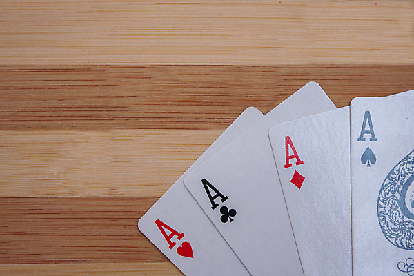 포토 JPG 해외이미지 백그라운드 놀이 탁자 성공 사람없음 빨간색 초록색 검은색 게임 하트 우승 쌍 신용카드 행운 재산 도박 정상 위험 카지노 클럽 기회 포커 잭 곤봉 라스베가스 승자 에이스 직진 해외202004 해외포토 모양 스포츠용품 컬러 가구 컨셉 금융 최고 트럼프 파일형식 이미지허브