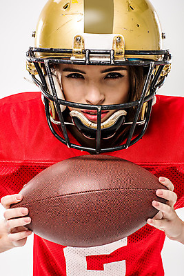 포토 JPG 해외이미지 라이프스타일 여자 스포츠 포즈 백그라운드 유니폼 공 놀이 축구선수 표정 한명 사람 운동복 운동 럭비 축구 힘 장비 에너지 헬멧 플레이어 스타일 해외202004 해외포토 1 옷 운동선수 건강 생활 구기 보호장비 파일형식 이미지허브