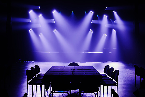 포토 JPG 해외이미지 음악 의자 탁자 전등 조명 이벤트 사람없음 파란색 빛 파티 보라색 축제 어둠 콘서트 공연 무대 광선 램프 점 야간 큼 클럽 디스코 쇼 장면 스포트라이트 빛망울 생존 많음 유흥 효과 해외202004 해외포토 자연요소 컬러 가구 컨셉 문화예술 춤 크기 파일형식 이미지허브