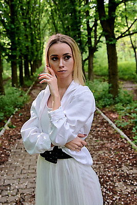 포토 JPG 해외이미지 백인 모델 라이프스타일 드레스 여자 행복 유럽 여행 셔츠 건강 한명 야외 건물 치마 금발 유행 여행객 수확 도시 화려 우아함 복고 타운 내추럴 해외202004 해외포토 서양인 1 헤어스타일 건축물 옷 감정 나라 컨셉 상의 농업 하의 사람 생활 파일형식 이미지허브