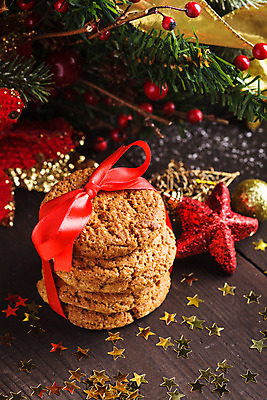 포토 JPG 해외이미지 나무 전통 라이프스타일 디자인 계절 리본 음료 음식 백그라운드 크리스마스 겨울 탁자 휴가 디저트 주택 선물 사람없음 목재 장식 빨간색 초록색 산타클로스 쿠키 축제 흰색 축하 대접 달콤 12월 활 솔방울 클라우스 귀리 해외202004 해외포토 식물 기념일 컬러 가구 컨셉 재료 곡류 건물 생활 날짜 맛 파일형식 이미지허브