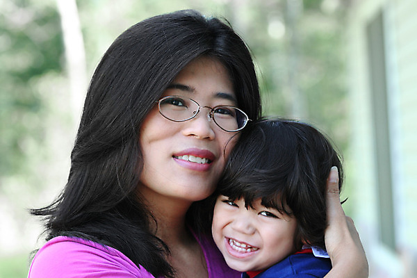 포토 JPG 해외이미지 행복 안경 아들 가족 관계 태국 엄마 함께함 건강 사랑 동양인 소년 야외 두명 아기 잡기 결합 다인종 걸음마 스칸디나비아 혼혈 해외202004 해외포토 잡화 남자 감정 아시아 어린이 컨셉 모션 사람 인종 다문화 파일형식 이미지허브