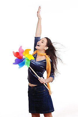 포토 JPG 해외이미지 백인 1 여자 물결 갈색머리 실내 한명 서기 사람 컬러풀 청바지 고립 해외202004 해외포토 서양인 헤어스타일 컬러 바지 모션 내부 파일형식 이미지허브