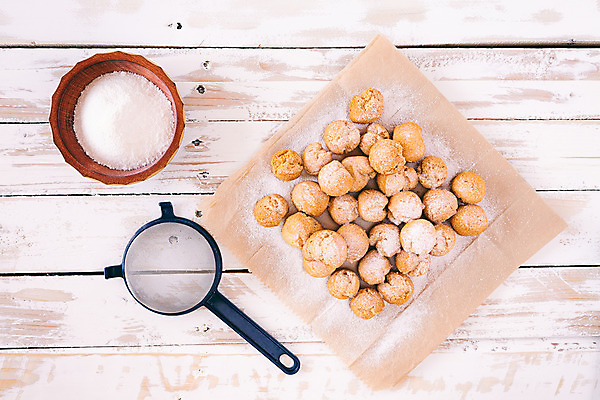 포토 JPG 해외이미지 전통 음식 공 휴가 사람없음 목재 가로 이탈리아 튀김 시골 사발 달콤 가루 설탕 페스츄리 핸드메이드 해외202004 해외포토 나무 유럽 빵 재료 사기그릇 맛 파일형식 이미지허브