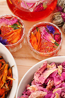 포토 JPG 해외이미지 꽃잎 실내 사람없음 찻잔 담기 찻잎 꽃차 나무배경 해외202004 해외포토 꽃 백그라운드 모션 잔 내부 차_음료 파일형식 이미지허브