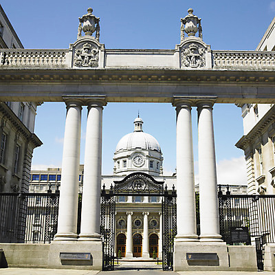 포토 JPG 해외이미지 외관 유럽 여행 고건축 건축양식 주택 사람없음 야외 건물 기둥 도시 세계여행 역사 대문 시력 아일랜드 타운 더블린 국회 서유럽 옛날 정부 해외202004 해외포토 건축물 건축 나라 세계 문 파일형식 이미지허브
