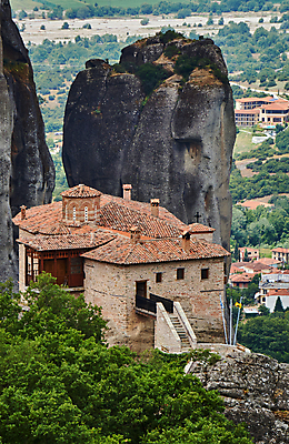 포토 JPG 해외이미지 나무 식물 유럽 종교 건축양식 지붕 산 사람없음 건물 탑 그리스 사암 수도원 천연기념물 절정 메테오라 해외202004 해외포토 건축물 건축 나라 세계문화유산 돌_바위 파일형식 이미지허브