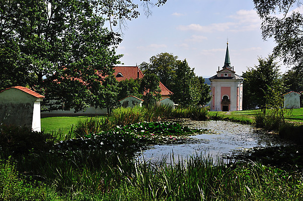 포토 JPG 해외이미지 기독교 종교 호수 자연 하늘 사람없음 초록색 물 빛 태양 교회 정원 나뭇가지 작음 만족 체코 공화국 바로크 해외202004 해외포토 자연요소 나무 감정 유럽 나라 컬러 종교건축 건물 크기 생태계 파일형식 이미지허브