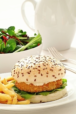 포토 JPG 해외이미지 접시 포크 패스트푸드 실내 사람없음 샐러드 감자튀김 햄버거 인스턴트 정크푸드 흰배경 치킨버거 해외202004 해외포토 식기 음식 백그라운드 감자 내부 튀김 흰색 파일형식 이미지허브