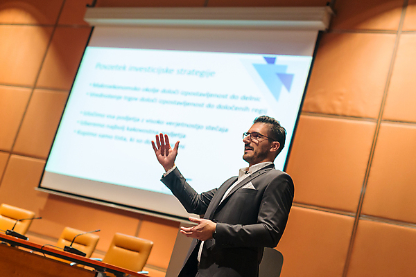 포토 JPG 해외이미지 남자 실내 말하기 한명 손짓 상반신 성인 옆모습 비즈니스맨 강의 강당 롤스크린 성인남자한명만 해외202004 해외포토 1 뷰포인트 비즈니스 모션 사람 내부 스크린 직장인 남자한명만 성인남자만 파일형식 이미지허브