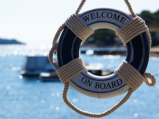 포토 JPG 해외이미지 구름 선 밧줄 바다 여행 백그라운드 오렌지 하늘 항해 경비 안전 사람없음 빨간색 물 파란색 빛 수영 장비 벨트 흰색 긴급 반지 만 도움 보트 구출 보호 크루즈 오브젝트 싱크대 보안 보험 sos 안전요원 조난 헬프 해외202004 해외포토 자연요소 잡화 줄 컬러 컨셉 배_교통 과일 장신구 수상스포츠 개수대 구조요청 파일형식 이미지허브