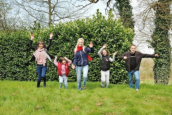 포토 JPG 해외이미지 라이프스타일 여자 딸 행복 얼굴 어린이 가족 관계 포옹 엄마 남편 주택 함께함 사람 여러명 성인 부모 표현 아내 아빠 긍정 언니 해외202004 해외포토 감정 다수 컨셉 안기 건물 생활 신체부위 자매 파일형식 이미지허브