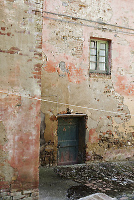 포토 JPG 해외이미지 벽 건축양식 벽돌 출입구 사람없음 목재 빨간색 문 바위 황폐 버리기 부식 빈민가 썩음 옛날 해외202004 해외포토 나무 건축 컬러 컨셉 재료 모션 돌_바위 파일형식 이미지허브