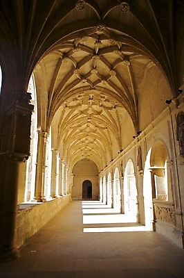포토 JPG 해외이미지 유럽 종교 벽 여행 건축양식 창문 지붕 휴가 미술 사람없음 갈색 문 궁전 흰색 기둥 복도 스페인 클래식 통로 아치 복고 수도원 천연기념물 옛날 회랑 해외202004 해외포토 건축물 건축 나라 컬러 컨셉 고건축 문화예술 파일형식 이미지허브