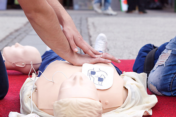 포토 JPG 해외이미지 손 교육 인형 기술 건강 사람 사람없음 치료 운동 약 강사 시험 환자 의사 하트 심장 긴급 마사지 도움 절약 가르침 구출 구급차 구조원 사건 연습 직원 충격 순서 궤 돌봄 압축 헬프 해외202004 해외포토 모양 직업 컨셉 의학 모션 자동차 신체부위 의료진 장기_의학 파일형식 이미지허브