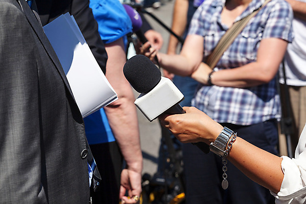 포토 JPG 해외이미지 손 통신 말하기 사람 사람없음 텔레비전 소리 정보 잡기 기자 뉴스 중앙 질문 마이크 면접 라디오 오디오 방송 전염 언론 리포터 일반 목소리 대답 생존 해외202004 해외포토 직업 음향기기 비즈니스 모션 신체부위 전자제품 질병 감염 파일형식 이미지허브